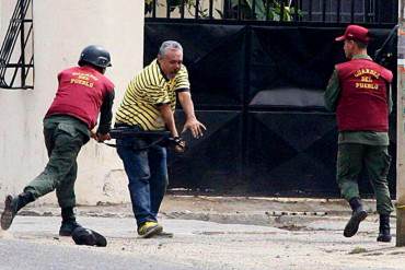 LA FOTO: «Guardia del Pueblo» golpea brutalmente a adulto mayor que protestaba en Miraflores