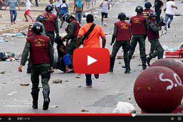 ¡BRUTAL AGRESIÓN! La GNB golpea a mujer con un casco y la arrastra por el pelo + VIDEO