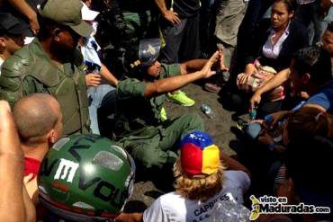¡ASÍ DEBE SER! Reportan unión de algunos Guardias Nacionales a protesta de estudiantes + FOTO