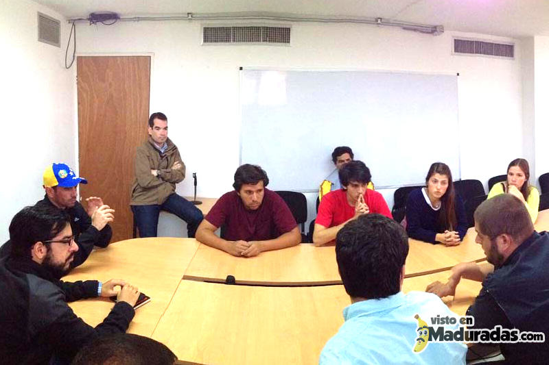 Henrique-Capriles-en-reunion-con-estudiantes-sobre-marcha-12F-4-800x533