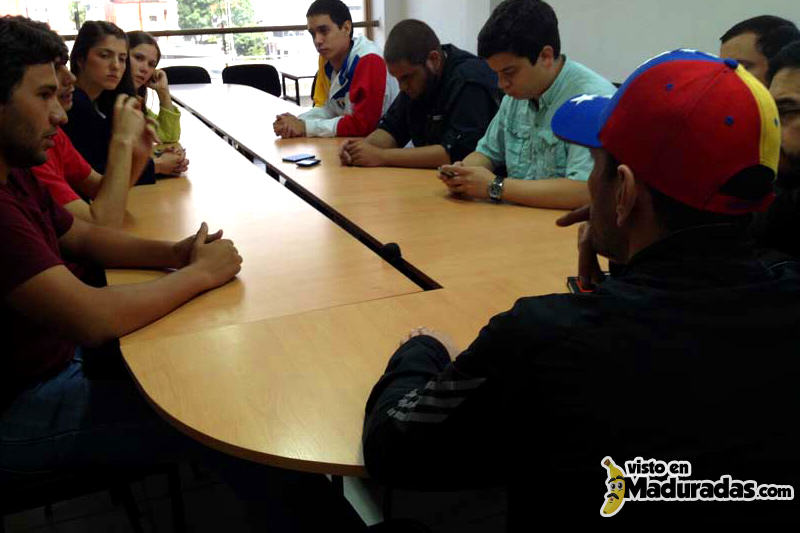 Henrique-Capriles-en-reunion-con-estudiantes-sobre-marcha-12F--800x533