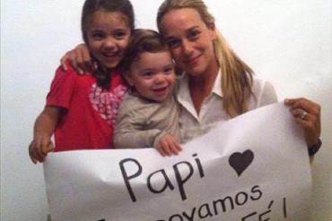 ¡FUERZA Y FE! Este es la foto que da la vuelta al mundo: Familia de Leopoldo López le deja un mensaje
