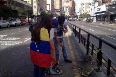 ¡BUENOS CIUDADANOS! Vecinos y estudiantes amanecieron limpiando las calles de Chacao + FOTOS