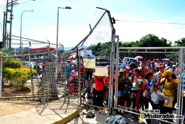 ¡HAMBRE Y MISERIA! Por 5 Kg de leche tumban cerca en Makro de Puerto Cabello