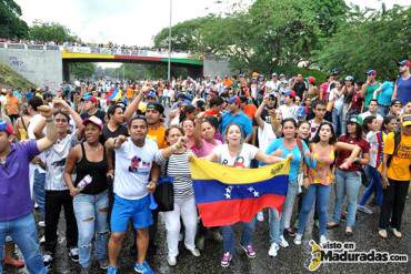 ¿NUEVA FORMA DE PROTESTA? Venezolanos se quitan la ropa en protesta a Maduro