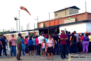 ¡SIGUE LA ESCASEZ! Venden 2 pollos por número de cédula en Protinal Maracaibo