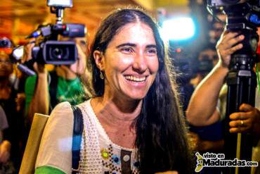 ¡FINALMENTE! Yoani Sánchez llega a Miami luego de amenazas y persecuciones en su país