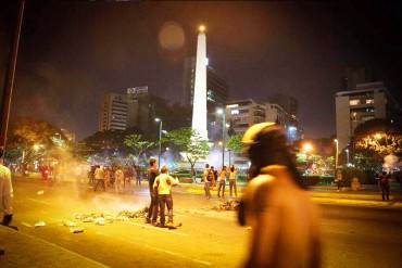 ¡ENTÉRESE! Más de 30 manifestantes detenidos tras “mega redada” nocturna en Plaza Altamira