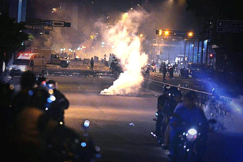 represion de gnb en plaza altamira con gas vencido