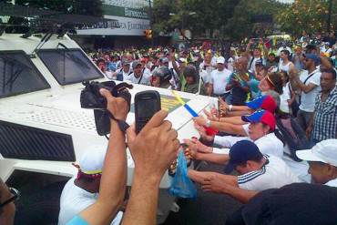 ¡BRAVO PUEBLO! La Foto: Venezolanos detienen paso de 2 tanquetas a concentración en Chacaíto