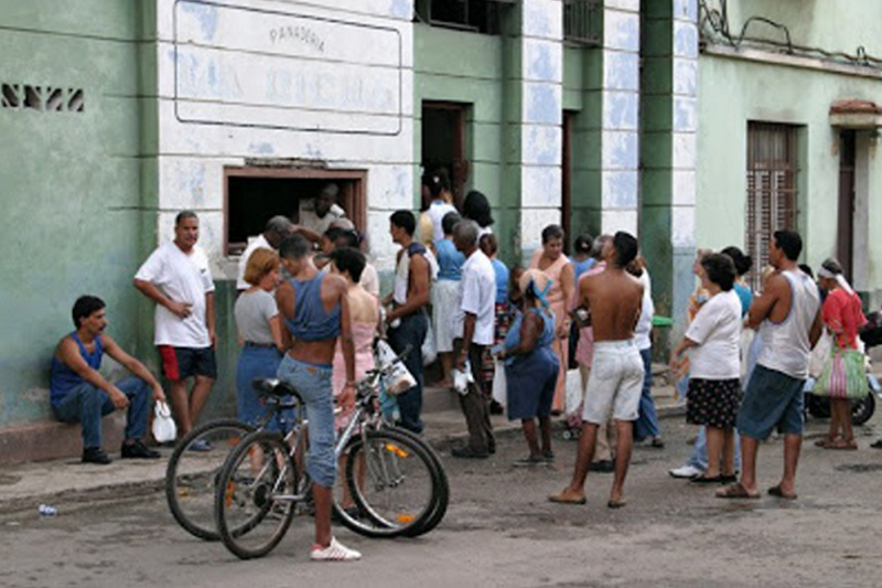 La cola para comprar el pan, un pan por persona. Créditos: Yusnaby.com