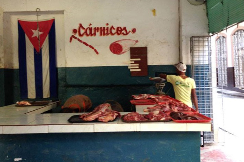 Carnicerías en Cuba. Sólo se vende una libra de pollo racionado por persona al mes. Creditos: Yusnaby.com