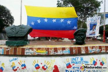 LA FOTO: Así es como decapitaron la estatua del fallecido presidente Hugo Chávez en el Táchira