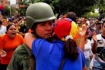 ¡SÍ SE PUEDE! La foto que conmovió a toda Venezuela, un GNB y una manifestante abrazados + FOTO