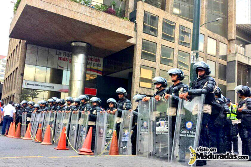 GNB no permite pasar a protesta por papel periodico a CADIVI