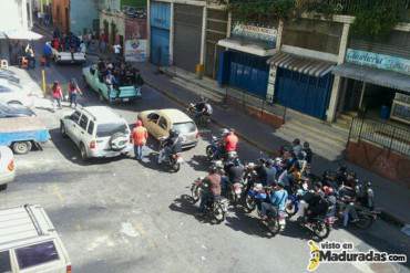 ¡ATENCIÓN! Reportan amedrentamiento de motorizados y policías cerca de la fiscalía + FOTOS