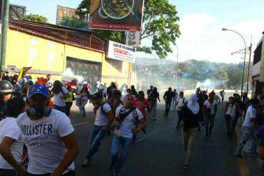 MIENTRAS EL DICTADOR SE ENCADENA: Reportan fuerte represión en Altamira + FOTO