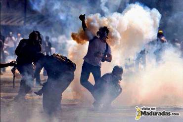 ¡IMPACTANTE IMAGEN! Resistencia: No es Ucrania, son los estudiantes en la UCV de Venezuela