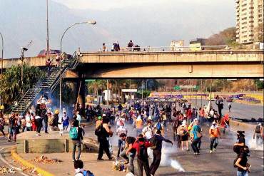 GNB arremete fuertemente contra manifestantes en la Autopista Prados del Este + Fotos