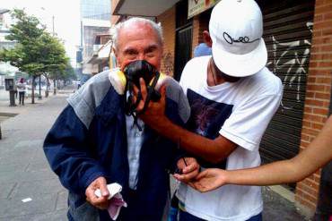 ¡OTRA NOCHE VIOLENTA! GNB reprime a manifestantes y residentes de Chacao este 15M + FOTOS
