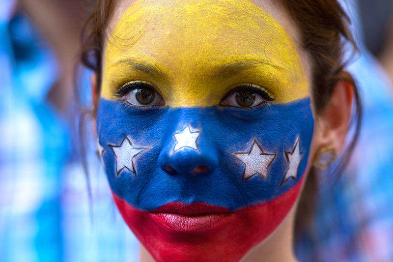 Estudiantes-Venezolanos-Estudiantes-en-Venezuela-800x533-001-bandera-tricolor