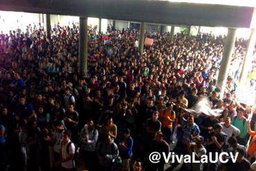 Estudiantes se concentraron en el Rectorado de la UCV en defensa de la autonomía + FOTOS