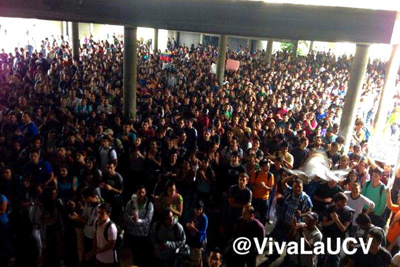 Estudiantes-de-la-Universidad-Central-de-Venezuela-800x533-001