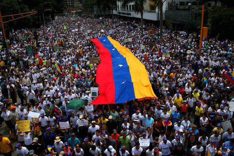 Estudiantes-marchando-y-protestando-en-Venezuela-800x533-002