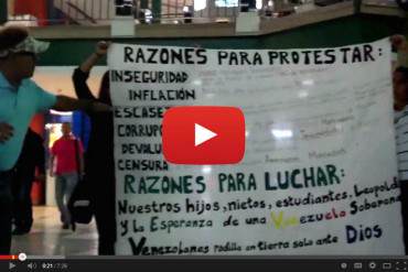 A FALTA DE MEDIOS: Venezolano hace exposición en centro comercial sobre crisis en el país (Video)