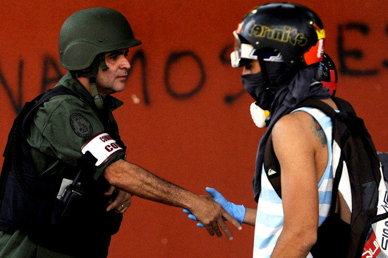 GNB Guardia Nacional Bolivariana da la mano a Estudiantes en Protestas 