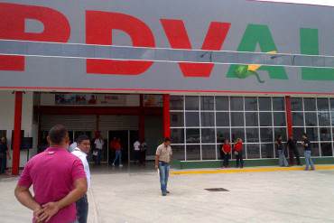 ¡LAS JOYITAS DE LA PATRIA! Presos varios empleados de Pdval en Vargas por desvío de pollo