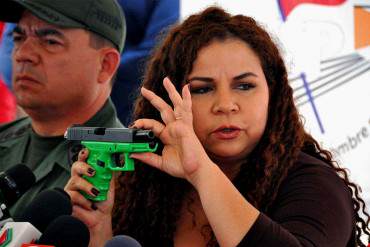 ¡SE LA FUMÓ PICHE! Iris Varela propone crear MUSEO con armas incautadas en cárceles (+WTF)