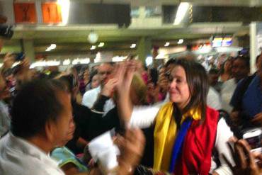 ¡RECULARON! Liberan a Maria Corina Machado en Aeropuerto de Maiquetia (Foto)