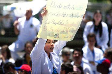 ¡RÉGIMEN APÁTRIDA! Médicos venezolanos ganan menos que los INVASORES CUBANOS