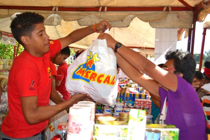 ¿CUÁL INCLUSIÓN? «Consejos comunales sólo venden bolsas de comida a militantes del PSUV»