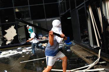 ¡LOS ÚLTIMOS RUNRUNES! Maduro paga 3000 Bs. a infiltrados para causar destrozos