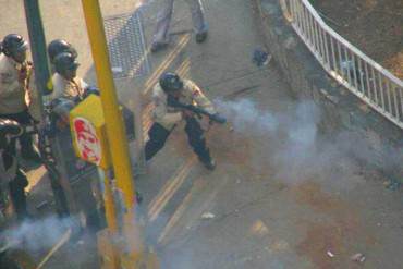 ¡SIGUE LA REPRESIÓN! PNB arremete con bombas lacrimógenas a manifestantes en Chacao