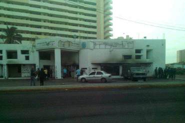 ¿Y LA SEGURIDAD? Insólito: Así amaneció incendiada la sede del CNE en maracaibo + FOTOS