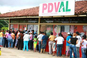 ¡HUMILLADOS EN SOCIALISMO! Interminable y tortuosa cola en PDVAL por carne y papel sanitario