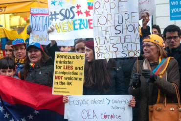 ¡NI ALLÁ LA QUIEREN! Venezolanos rechazaron la visita de Delcy Rodríguez en Londres + FOTO