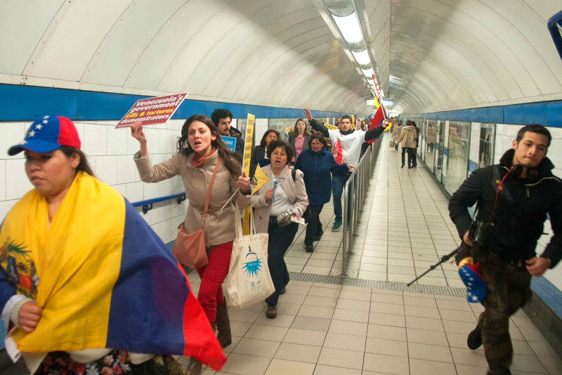 Venezolanos-Protestando-en-Londres--3-800x533-003