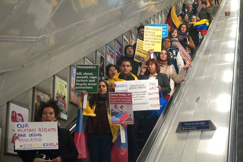 Venezolanos-Protestando-en-Londres-4-800x533-004