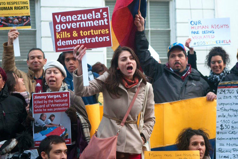 Venezolanos-Protestando-en-Londres-800x533-001