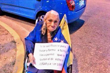 Esta abuelita protesta para que tengas un buen futuro (Foto + Fuerza y Voluntad)