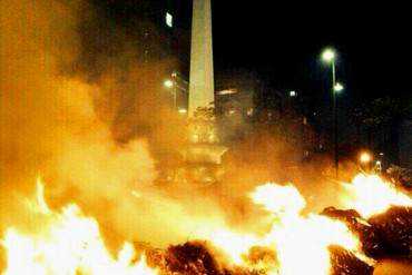 ¡VOLVIÓ EL TERROR! Fuertes enfrentamientos se vivieron en Chacao la noche de este 26M+ FOTOS