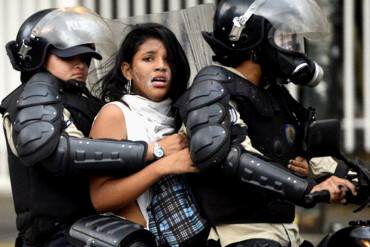 El Nuevo Herald: Nicolás Maduro considera dar toque de queda y sacar al Ejército a la calle