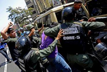 ¡SIN SENTIDO! Padre e hijo fueron golpeados y saqueados por colectivos, y detenidos por la GNB