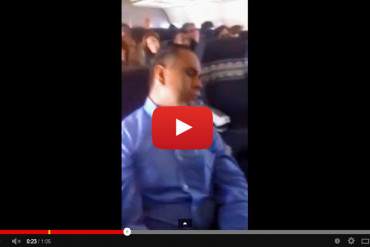 Diputado chavista se hace el dormido mientras opositores cantan consignas en avión (VIDEO)