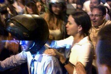 ¡VALIENTE MUJER! María Corina llegó en moto a acompañar a manifestantes en Altamira + FOTOS