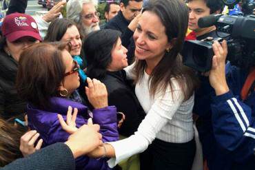 LA FOTO: Maria Corina Machado salió a compartir con venezolanos a las afueras de la OEA